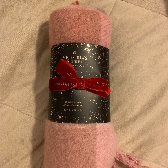 VICTORIA'S SECRET Plush Scarf (Pink) - Picture 6 of 6